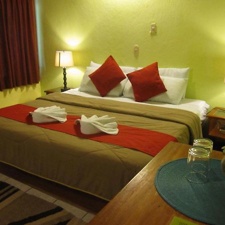Hotel Jaguar Inn ตีกัล ภายนอก รูปภาพ